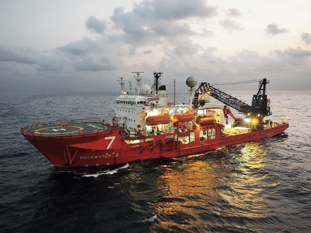 Offshore support vessel with heat exchanger on the sea